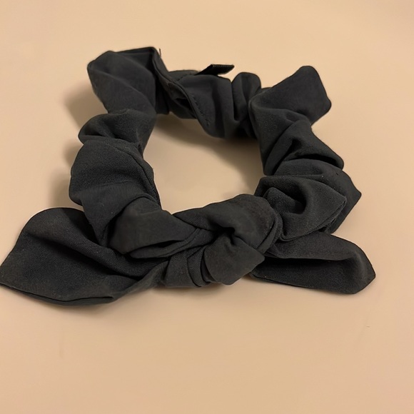 Lululemon uplifting scrunchy - Picture 3 of 3